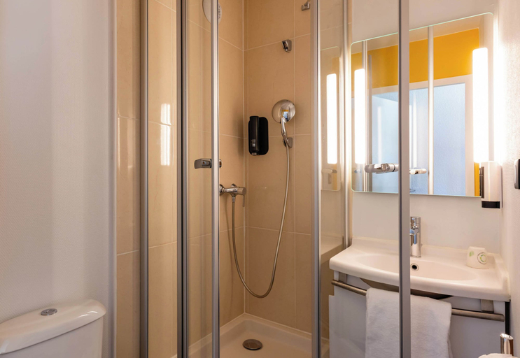 Bathroom 4, B&B HOTEL Grenoble Centre Verlaine, Isère