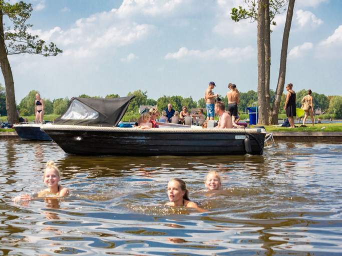 Pool, Cozy Chalet With Sloop in Giethoorn, Steenwijkerland