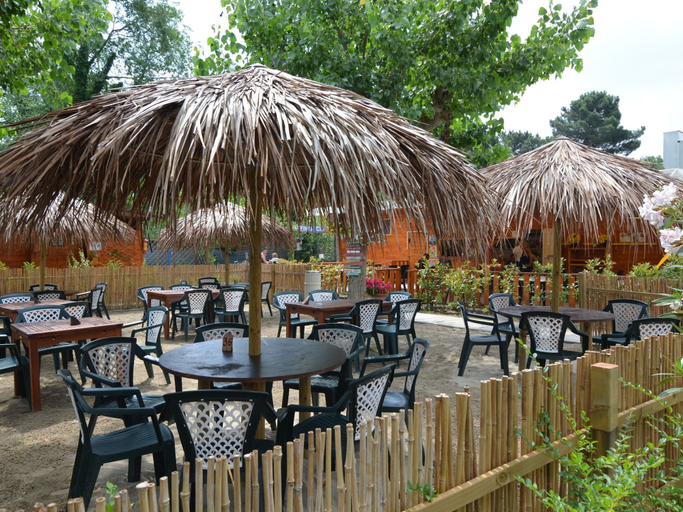 Dining 2, Wooden Chalet with Terrace near Beach, Ravenna