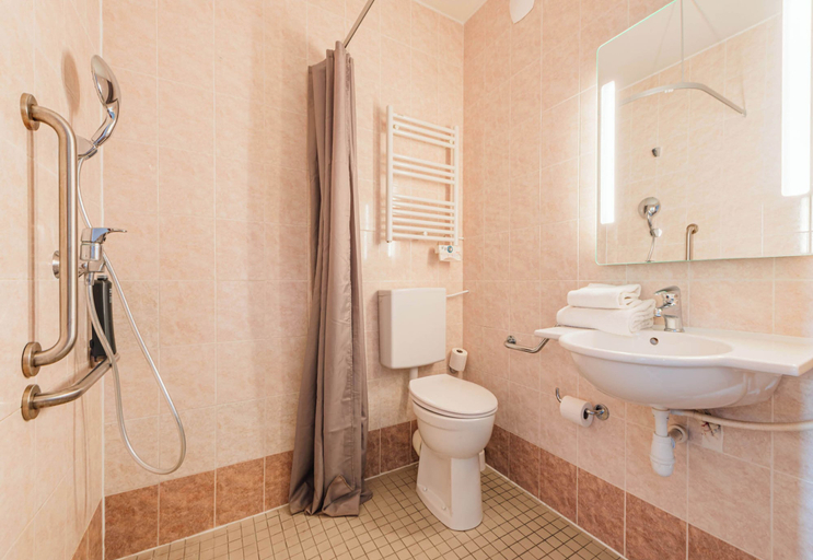 Bathroom 4, B&B HOTEL Strasbourg Nord Mundolsheim, Bas-Rhin
