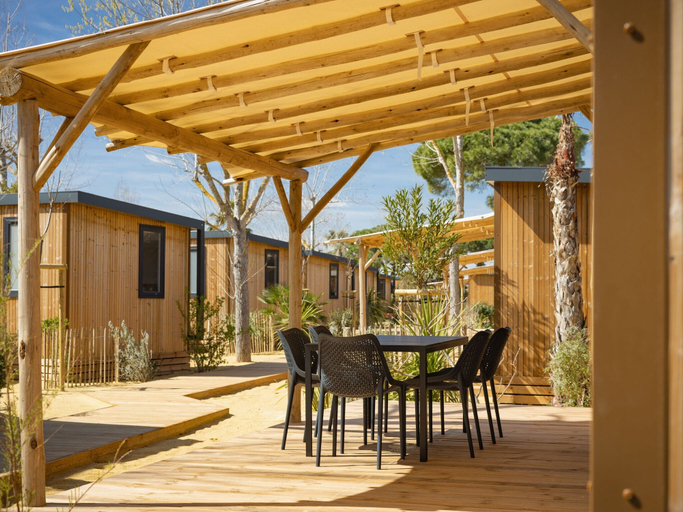 Dining 4, Stylish Agde Chalet Pool, Hérault