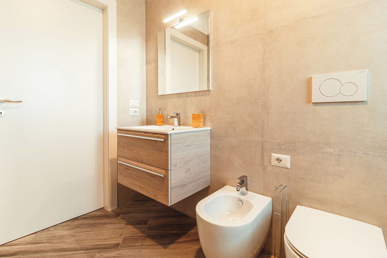 Bathroom 2, Da Riva Apartment, Bari