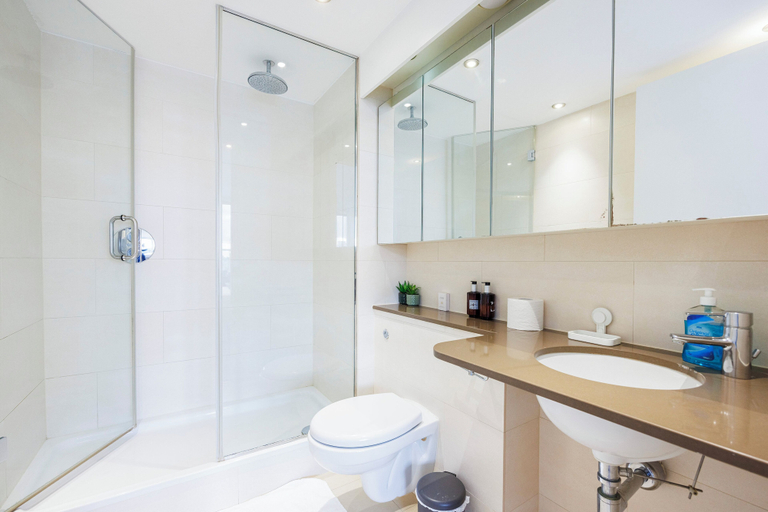 Bathroom 2, Cosy Corner Apartment Near to Excel, London