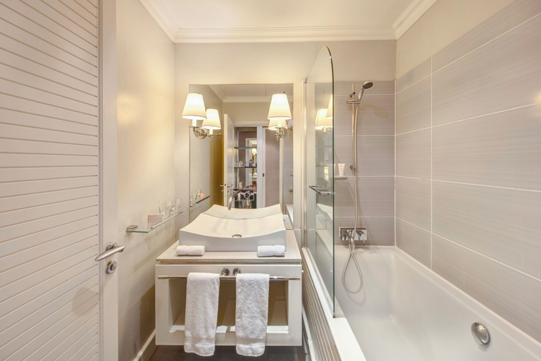 Bathroom 5, LUX* Saint Gilles, Saint-Paul