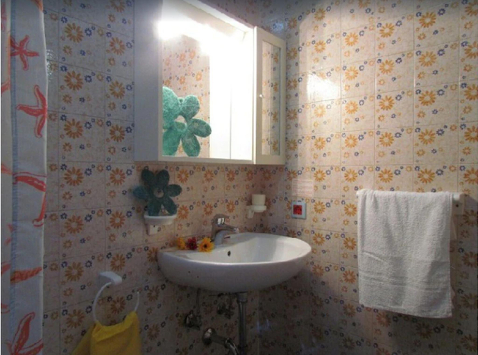 Bathroom, Seafront Complex - Cosy Apartment - Private Beach Place Included by Beahost, Venezia