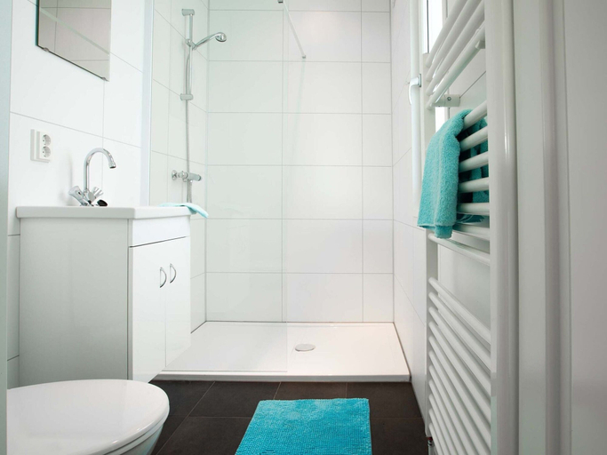 Bathroom 3, Comfortable Chalet With Dishwasher, Nieuwerkerk aan den IJssel