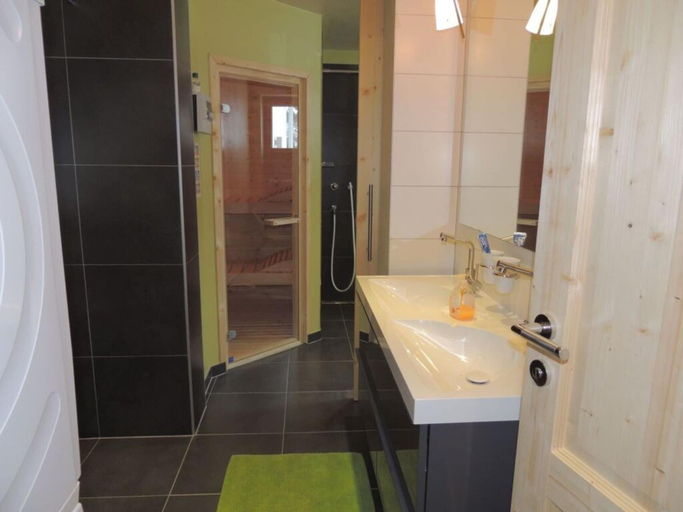 Bathroom 4, Huttenzauber 1 Comfortable Holiday Residence, Hallein