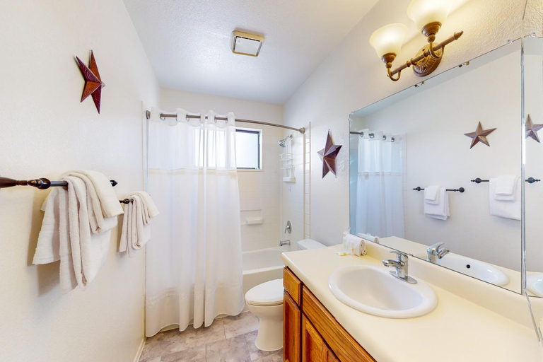 Bathroom 4, Garnet Getaway, Pima