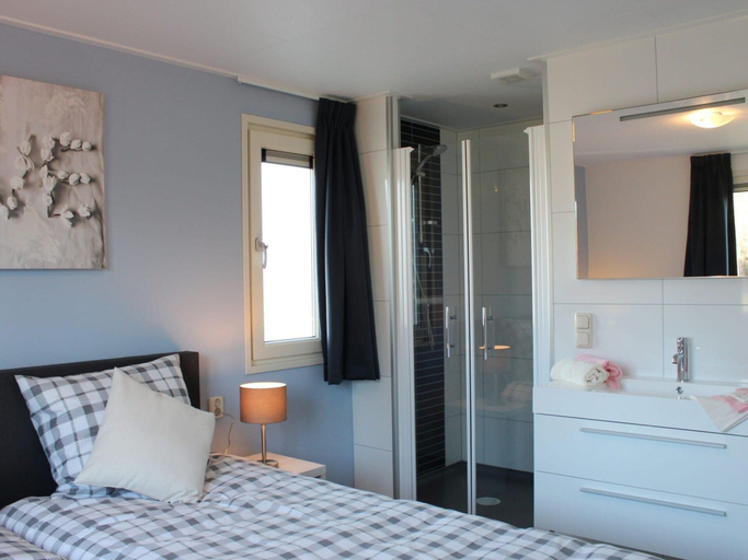 Room 3, Nice Chalet at 4.5 km. From Rockanje, Hellevoetsluis
