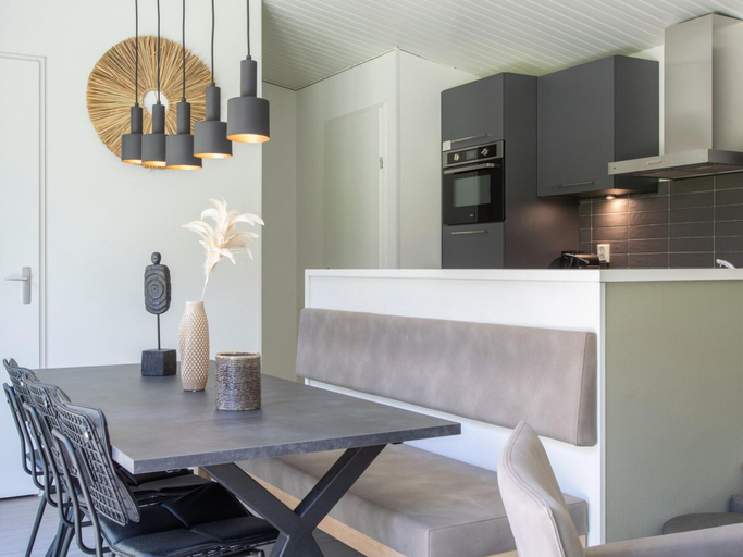 Dining 5, Air-Conditioned Chalet near Eindhoven, Mierlo