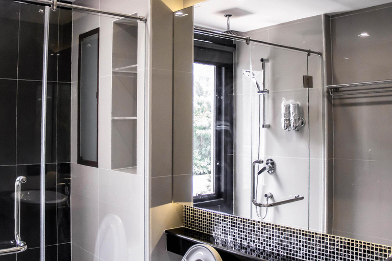 Bathroom 13