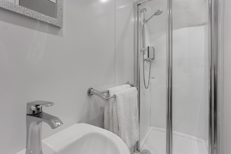 Bathroom, Windermere Central Hotel - Room 6, Cumbria