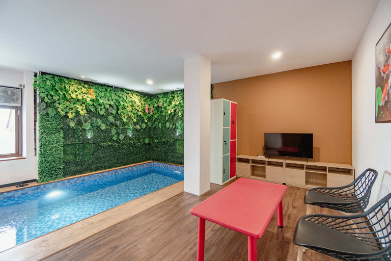Swimming Pool 13