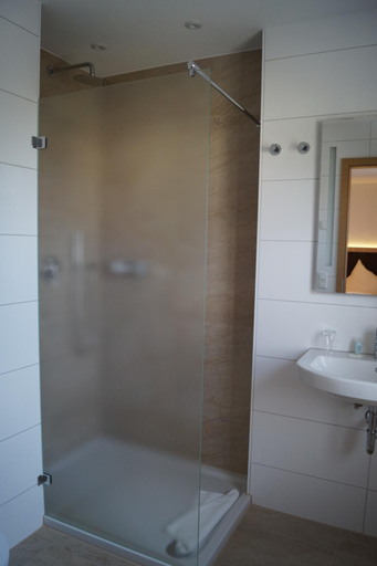 Bathroom 5, Hotel Gasthaus Sonne, Weilheim-Schongau