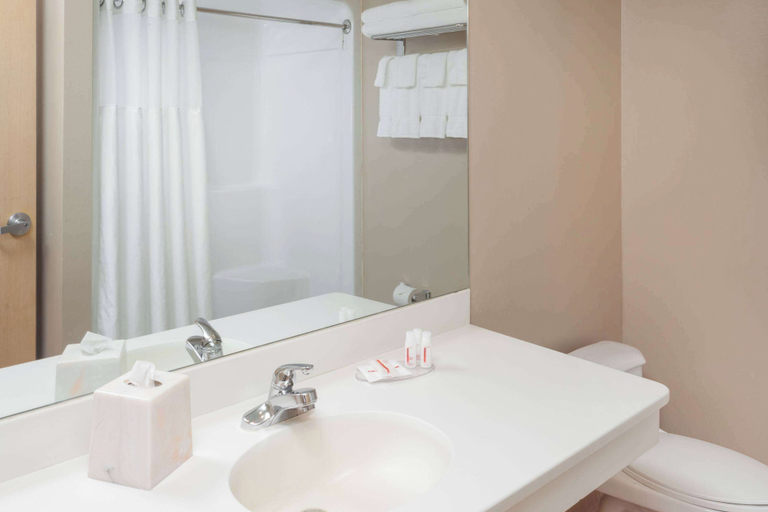 Bathroom 4, Ramada Hotel & Conference Center by Wyndham Hammond, Lake