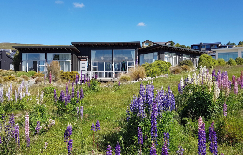 Exterior & Views