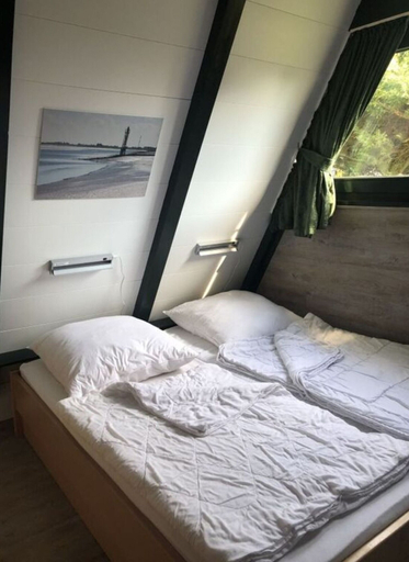 Bedroom 2, Roof-only House Modern Retreat, Wesermarsch
