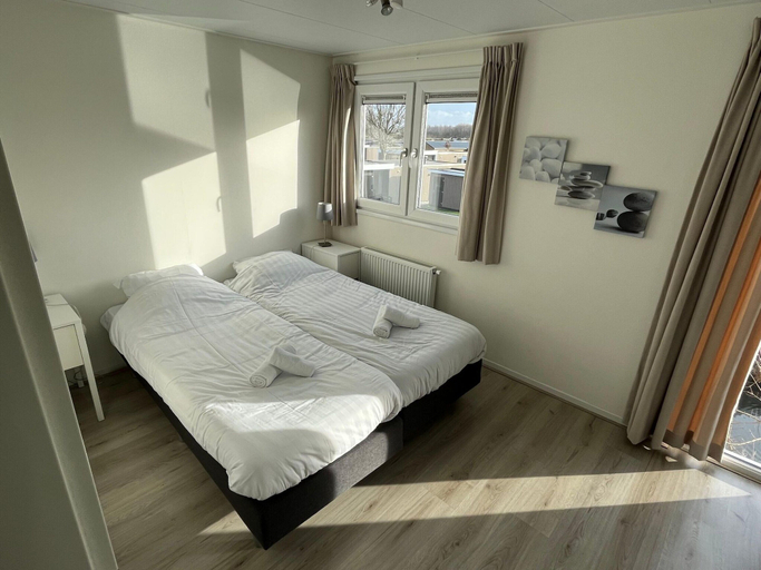 Room 5, Nice Chalet at 4.5 km. From Rockanje, Hellevoetsluis