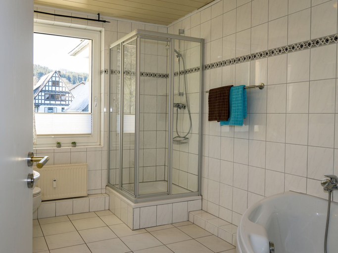Bathroom 2, Ferienwohnung im Sauerland mit Terrasse, Siegen-Wittgenstein