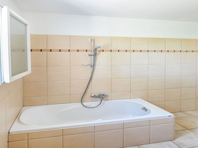 Bathroom 4, Spacious Holiday Home in Aigues Vives, Hérault