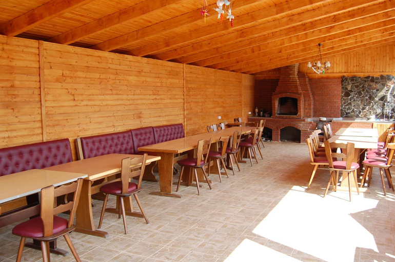 Food & Drinks, Vila Tadi, Avrig