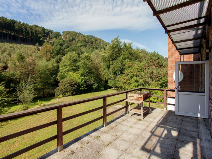 Others 4, Spacious Holiday Home With Roofed Terrace, Liège