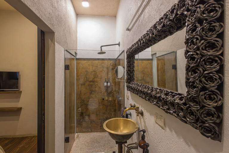 Bathroom 3, Casa Andreu, Allende