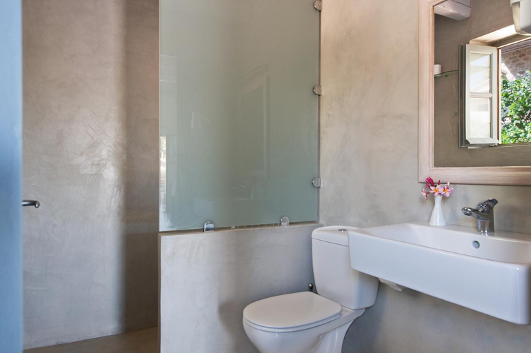 Bathroom, Notos Hotel Kardamili, Peloponnese