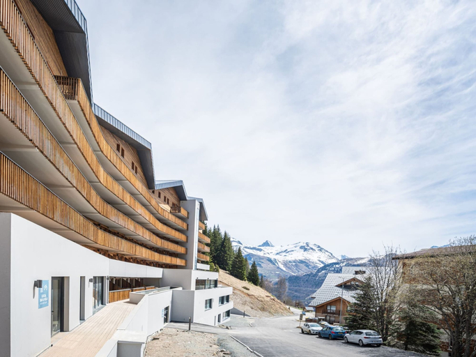 Exterior & Views