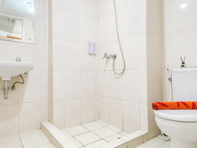 Bathroom 5, Well Designed Studio Springlake Summarecon Bekasi Apartment, Bekasi