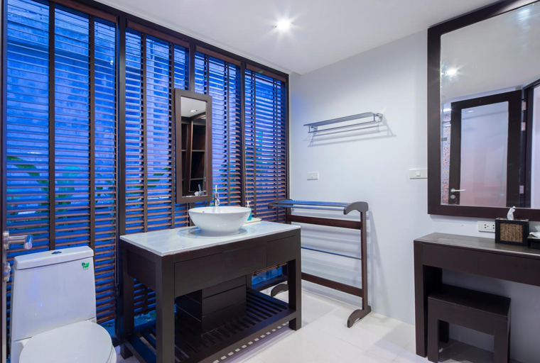 Bathroom 23