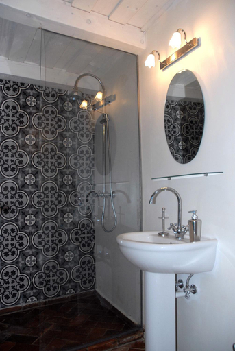 Facilities 4, Sarga Haz, Tapolca
