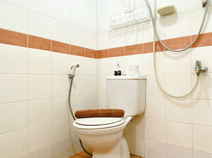 Bathroom 4, Warm And Cozy 2Br Mutiara Bekasi Apartment, Bekasi