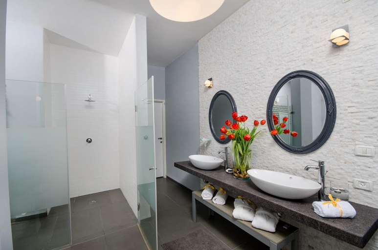Others 5, The Fifties suites