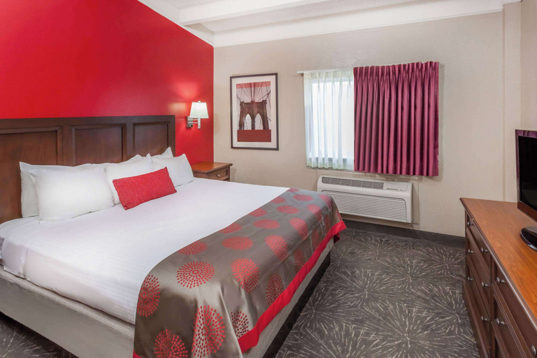 Bedroom 3, Ramada Hotel & Conference Center by Wyndham Hammond, Lake