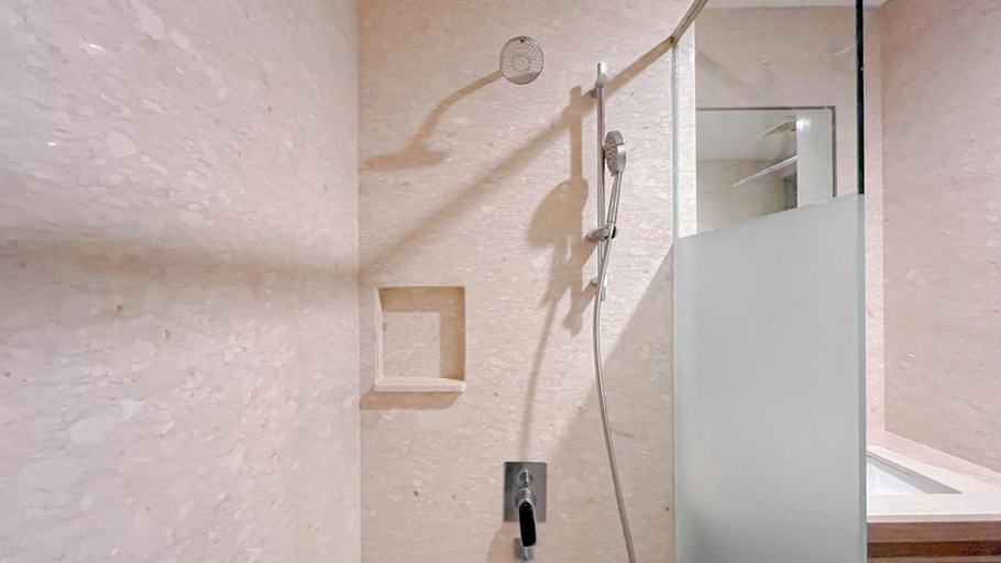 Bathroom 2, Modern Designed 2Br At 31 Sudirman Makassar Apartment, Makassar