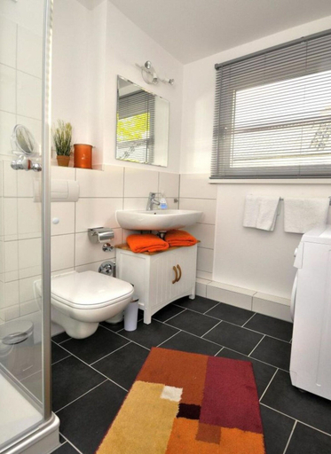 Bathroom 2, Beach Park 14/3n Comfortable Vacation Home, Rostock