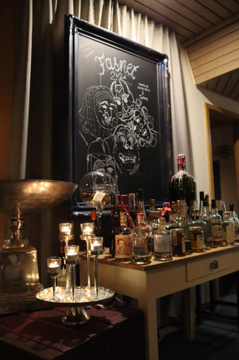 Food & Drinks