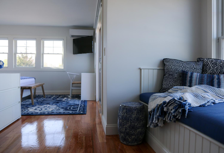 Others 5, The Sea Breeze Inn, Newport