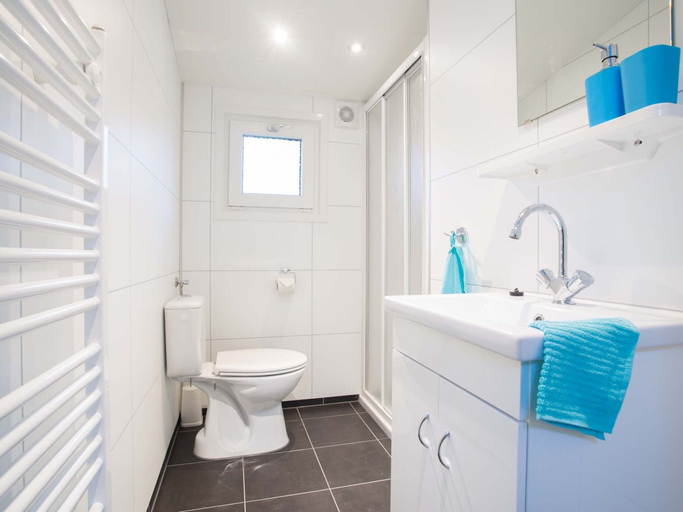 Bathroom, Chalet in a Holiday Park, 18 km. From Rotterdam, Nieuwerkerk aan den IJssel