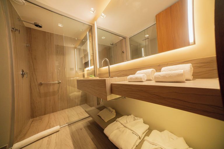 Bathroom 5, Mona Hotel, Teresina