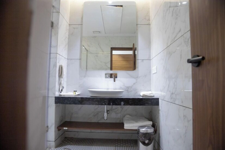 Bathroom 4, The Retreat Resort, Delhi