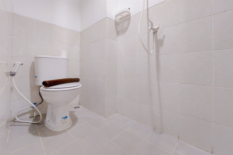 Bathroom 2, Good Place Studio At Urbantown Serpong Apartment, South Tangerang