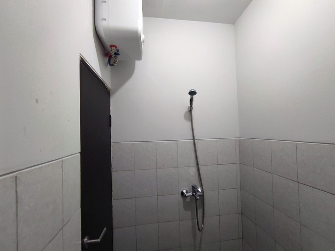 Bathroom 2, Homey Studio With Easy Pool Access Apartment At Suncity Residence, Sidoarjo