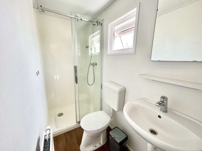 Bathroom, Compact Chalet at 4.5 km. From Rockanje, Hellevoetsluis