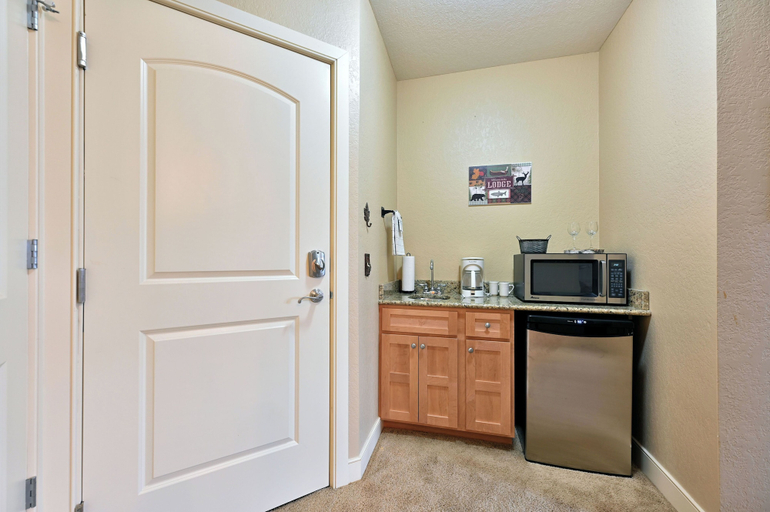 Others 4, Unit 433b Efficiency 1bd/ 1 BA Condo, Barron