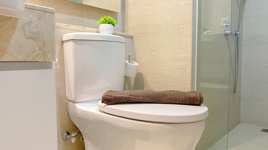 Bathroom 3, Nice And Restful Studio At Gold Coast Apartment, North Jakarta