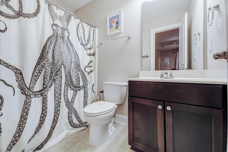 Bathroom, Southern Charm Studio, Berkeley