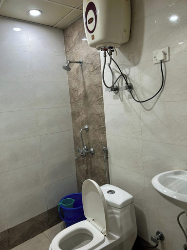 Bathroom, Goroomgo Hotel Diamond Mahipalpur, Delhi