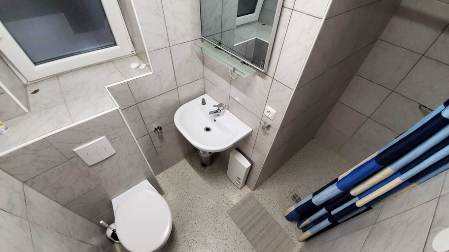 Bathroom 5, Zum Odenwald, Bergstraße